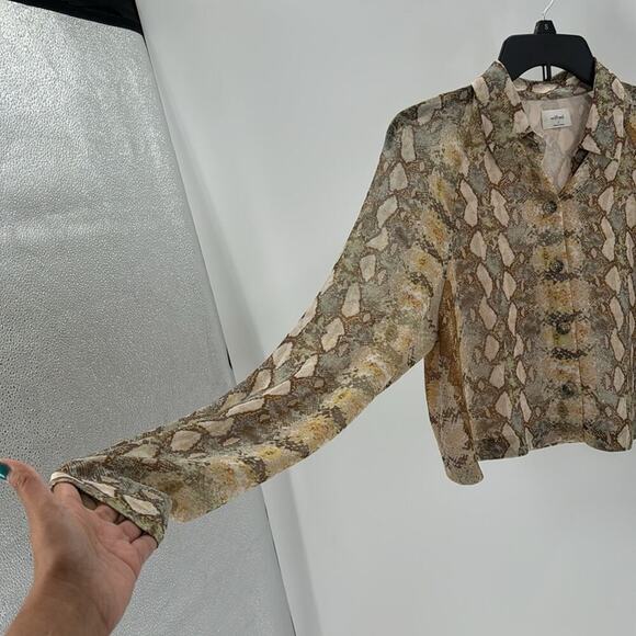 Aritzia Wilfred Henrietta Shirt Button Up cropped snake print boxy size S - Picture 4 of 9
